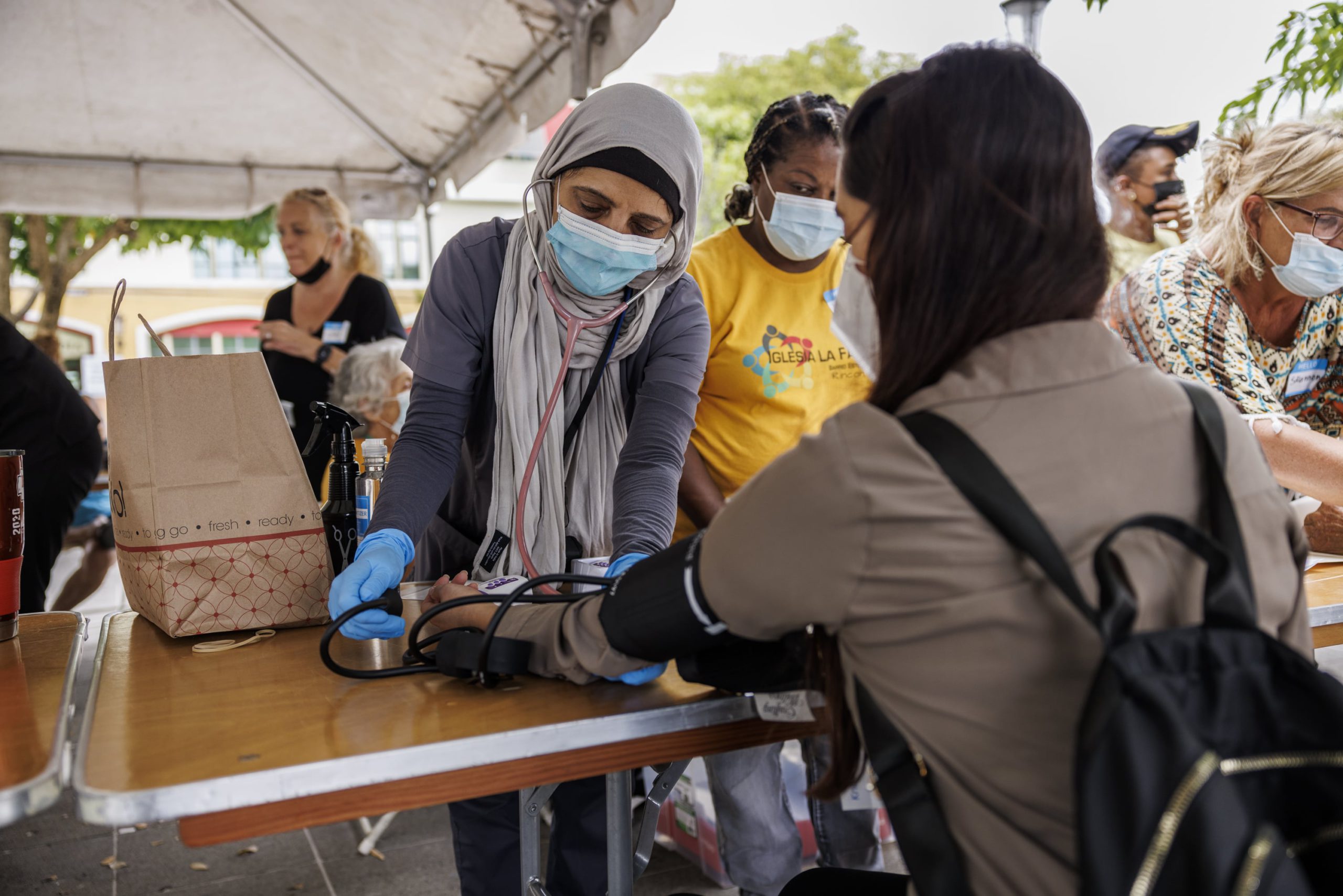 IMANA-Pictures-ServePuertoRico-CR5_0037-min volunteer treating patient